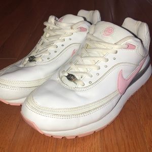 NIKE 20 - Women Sneaker Sz 7.5. Great Condition